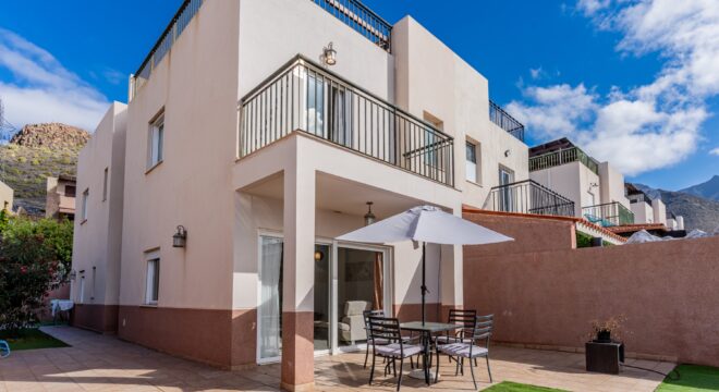 Semi-detached 4 bedroom house, 10 min Bahia Beach, Costa Adeje