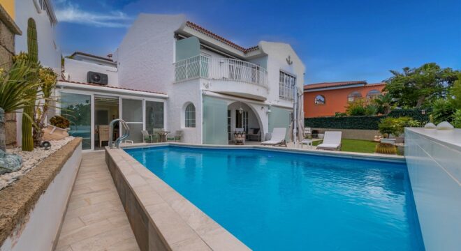 Elegant 3 bedroom villa with heated pool, quiet family residential Chayofa, Tenerife South